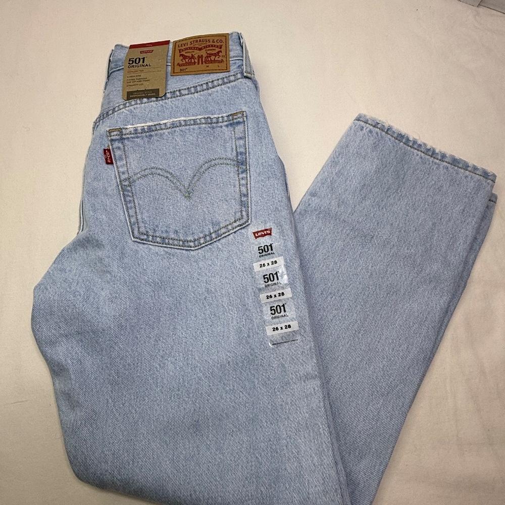Levi's 501 Original Fit Jeans NWT  in a light wash size 26x28 - Picture 8 of 9